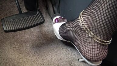 Lisa pedal pumps to orgasm - 1 image