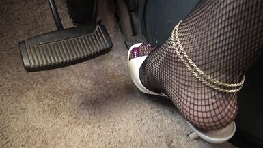 Lisa pedal pumps to orgasm - 10 image