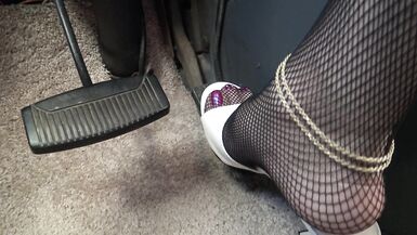 Lisa pedal pumps to orgasm - 12 image