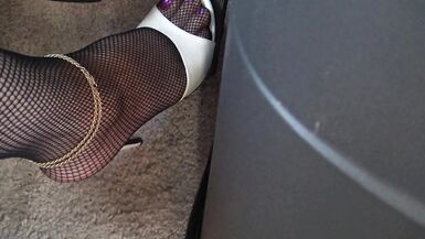 Lisa pedal pumps to orgasm - 4 image