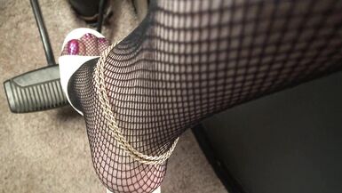 Lisa pedal pumps to orgasm - 5 image