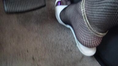 Lisa pedal pumps to orgasm - 6 image