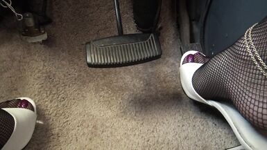 Lisa pedal pumps to orgasm - 8 image