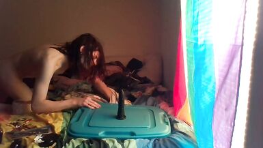 Jessica Jay plays in sofa during the time that drilled - 5 image