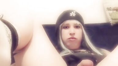 Bonnie bonks her arse and cums in convulsions - 4 image