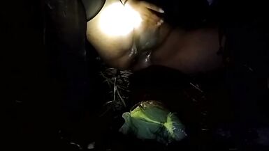 Montando cuya anal gigante a media noche en el campo - 12 image