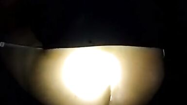 Montando cuya anal gigante a media noche en el campo - 2 image