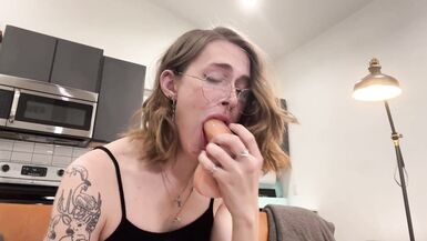 Ladyman copulates her constricted arse on the living room sofa - 4 image