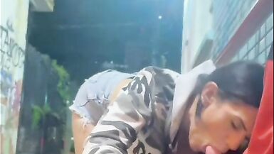 Aline Tavares I saw the blond at the carnival in Campinas and I couldn't resist, I enticed him on the street even with everybody passing by, we went to an alley to have sex, the noise was so much that they threw water on us and lastly the pedestrian - 12 image