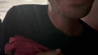 Aline Tavares I saw the blond at the carnival in Campinas and I couldn't resist, I enticed him on the street even with everybody passing by, we went to an alley to have sex, the noise was so much that they threw water on us and lastly the pedestrian - 3 image