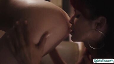 Sexy bigtits t-girl Foxxy licks and copulates females twat - 8 image