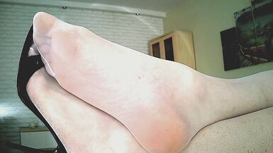 Monique Worships her own feet & cumming - 2 image