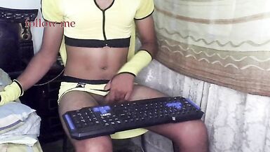 Hermosa travesti en web camera - 10 image