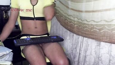 Hermosa travesti en web camera - 14 image