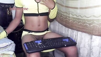 Hermosa travesti en web camera - 8 image