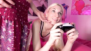 Gamer-Hotty Free-use - 2 image