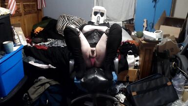 ladyboy with thick bumpers widens eagle and teases booty - 10 image