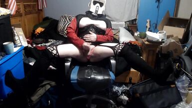 ladyboy with thick bumpers widens eagle and teases booty - 7 image