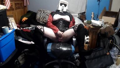 ladyboy with thick bumpers widens eagle and teases booty - 9 image