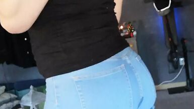 EmmaaaTV Deutsche Transe PEE, URINATE in blue jeans - 1 image