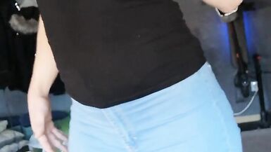 EmmaaaTV Deutsche Transe PEE, URINATE in blue jeans - 14 image