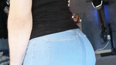 EmmaaaTV Deutsche Transe PEE, URINATE in blue jeans - 2 image