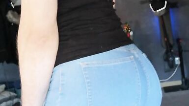 EmmaaaTV Deutsche Transe PEE, URINATE in blue jeans - 3 image