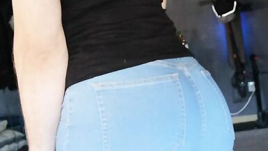 EmmaaaTV Deutsche Transe PEE, URINATE in blue jeans