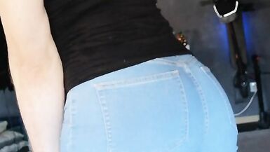 EmmaaaTV Deutsche Transe PEE, URINATE in blue jeans - 5 image