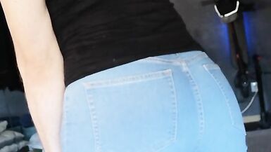 EmmaaaTV Deutsche Transe PEE, URINATE in blue jeans - 6 image