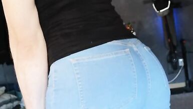 EmmaaaTV Deutsche Transe PEE, URINATE in blue jeans - 7 image