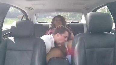 Geiles Blasen im Auto - 2 image