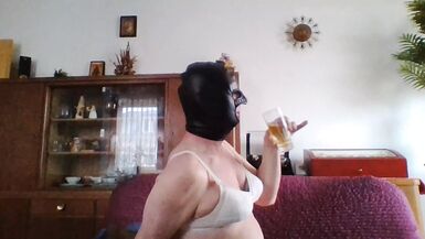 Andreas mit Maske und Bh trinkt Urin und Befriedigt sich - 1 image