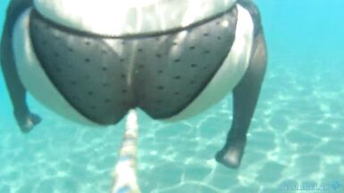 nylondelux in stocking red toes at the seaside - 11 image