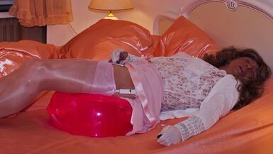 Plug & Cum - fuck and cumshot after a bike ride - 1 image