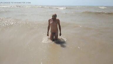 Swimming, splashing and posing naked in the sea... - 10 image