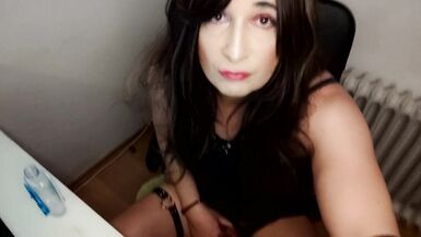 Gothic Tranny cums while dildoing herself - 6 image