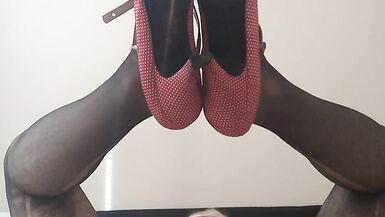 Pussy-plugged trans college girl precums from clit - 7 image