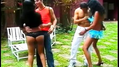 Guys and she-males sucking each other outdoors - 1 image