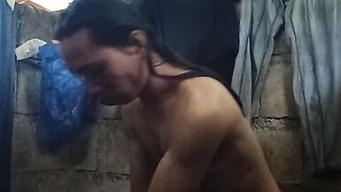 Unya pa kantot ang Reyna sa kanyang amigo didto sa layo