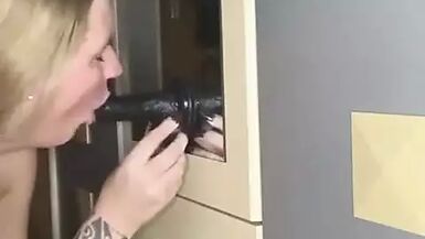 TS Sklavin Lutscht Dildo