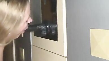 TS Sklavin Lutscht Dildo