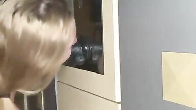 TS Sklavin Lutscht Dildo