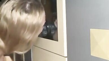 TS Sklavin Lutscht Dildo