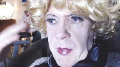 Mikaela Lilyskin drinks own pee - 11 image