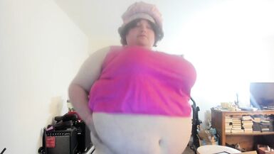 Molly is shaking her booty showing off her butthole while twerking smacking her booty - 6 image