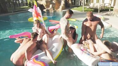 Trannies and guys have a pool party orgy - 12 image