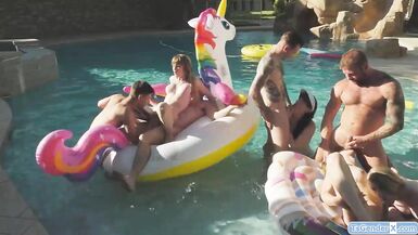 Trannies and guys have a pool party orgy - 13 image