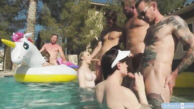 Trannies and guys have a pool party orgy - 4 image
