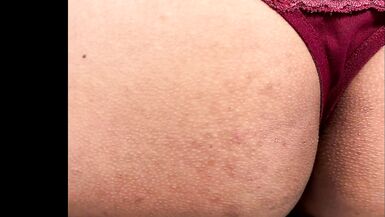 Shemale muestra su culo en tanga roja - AnaLuu10